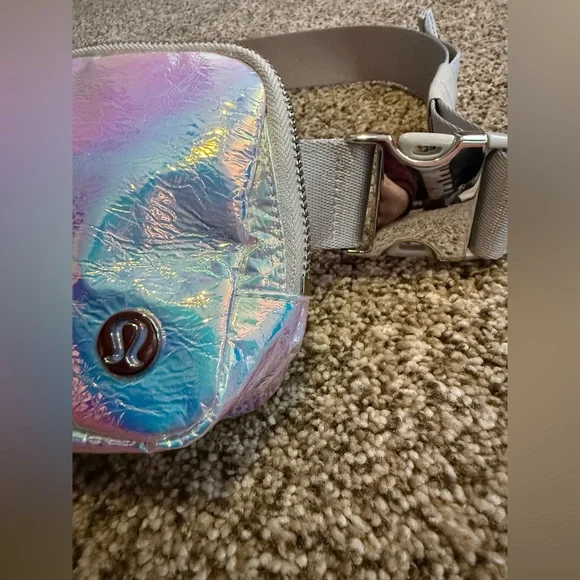 NWOT Lululemon 1L Iridescent Belt Bag - Picture 2 of 4